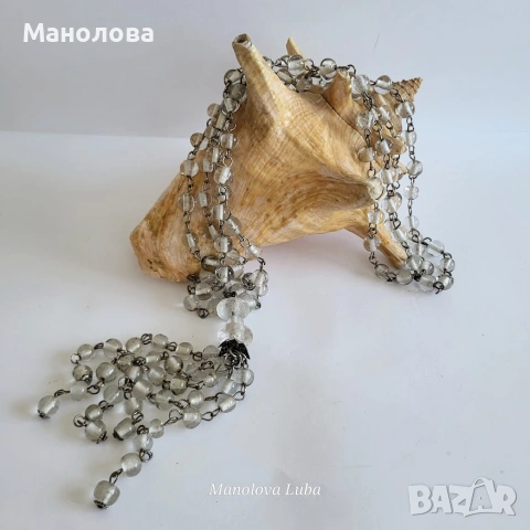 Винтидж колие, изработено от прозрачно бели мъниста.
