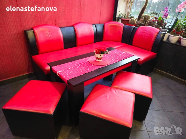 Комплект дивани, маса и три табуретки в червено и черно, снимка 2 - Дивани и мека мебел - 54001085