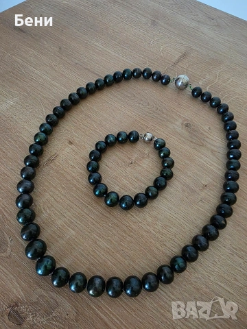 Елегантни перлени нанизи в наситено синьо – стилно допълнение към тоалета. Колие и гривна.