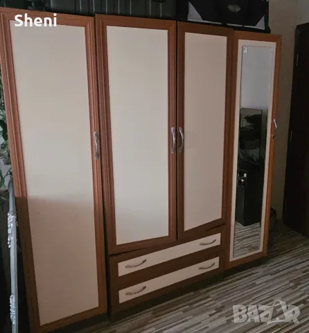 Голям 4-крилен гардероб с огледало и чекмеджета 175х170х45.