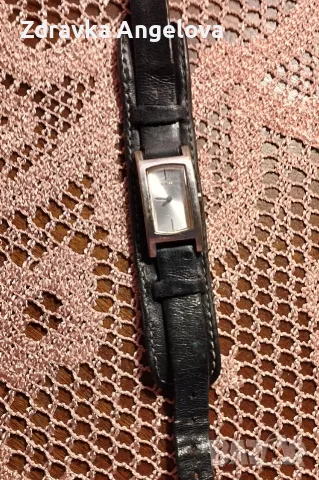 Оригинален американски дамски часовник Guess. Оригинална черна кожена каишка Guess.