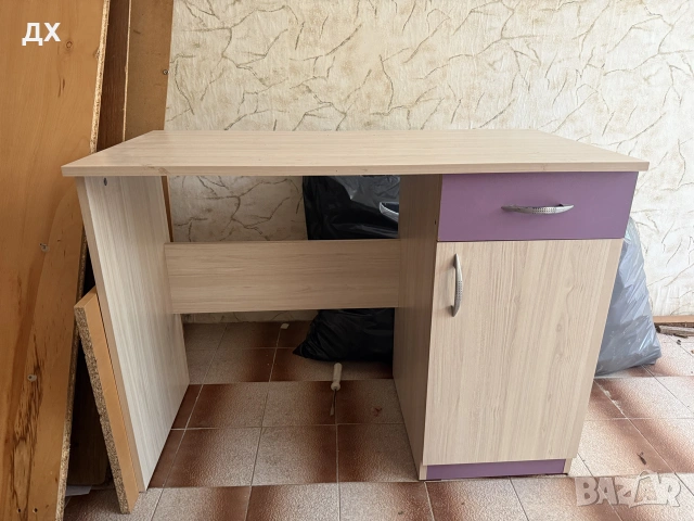 Бюро с леки забележки