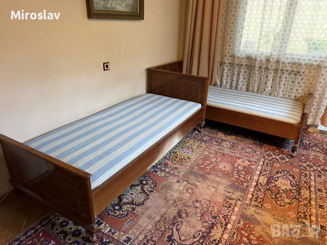 Две единични легла от масивно дърво + матраци пружина (солидна изработка, 1980 г., снимка 3 - Спални и легла - 55303758