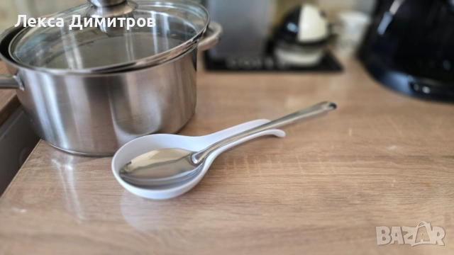 Поставка за кухненска лъжица и черпак – чист плот при готвене