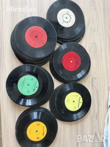 60 броя малки грамофонни плочи (сингли 7") – Балкантон, Muza, Supraphon, Pronit Голям комплект