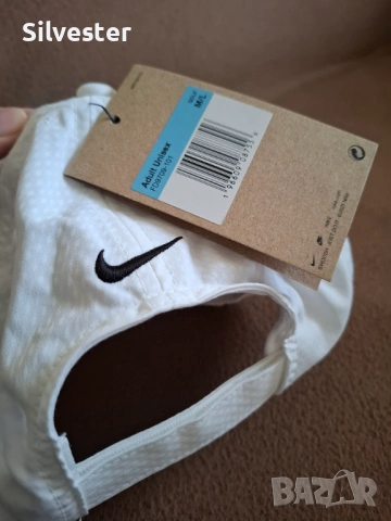 Бяла шапка с козирка Найк/ Nike, един размер, чисто нова, снимка 5 - Шапки - 54383936