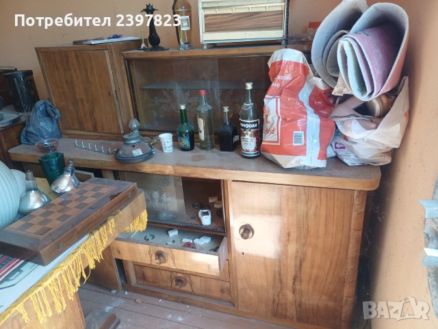 Запазен Бюфет със обло стъкло