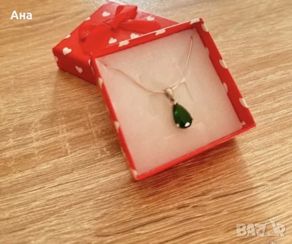Сребърно колие с изумрудена капка