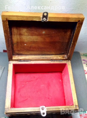 Стара ДЪРВЕНА КУТИЯ за БИЖУТА Тип РАКЛА с КРАСИВ МЕДЕН ОБКОВ, снимка 3 - Антикварни и старинни предмети - 54223102