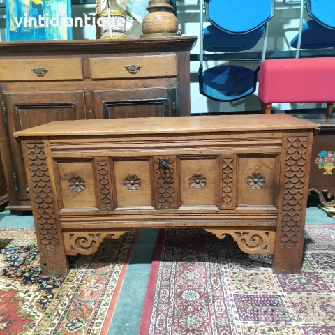 Ретро стил масивна дъбова ракла с богата дърворезба