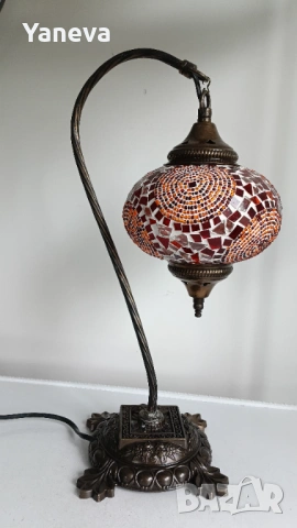 Ориенталска настолна лампа с мозаечно стъкло и метална основа. 