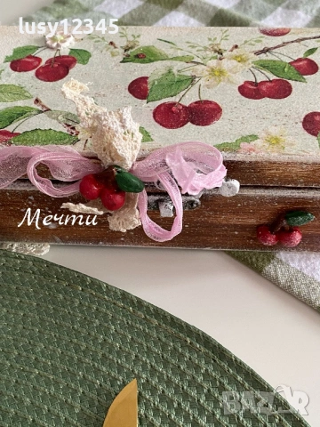 Дървена кутия с 6 пръстена за салфетки с черешки 🍒🌿🌸, снимка 8 - Прибори за хранене, готвене и сервиране - 54489952