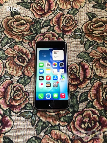 Продавам iPhone SE 2 2020г 