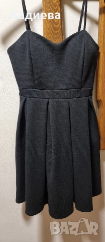 черна рокля с тънки презрамки 