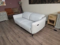 Светло сив кожен диван тройка Natuzzi с електрически релаксиращ механизъм, снимка 2