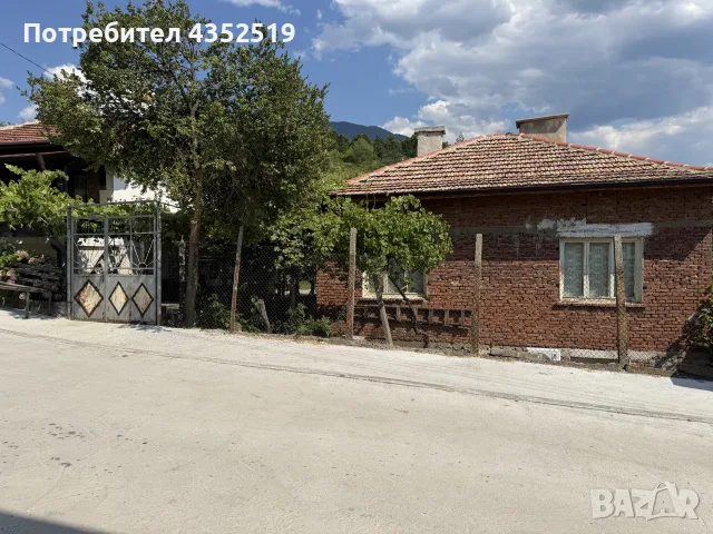 ЕКСКЛУЗИВНО! Масивна двуетажна къща с гараж и двор в с. Брежани, община Симитли