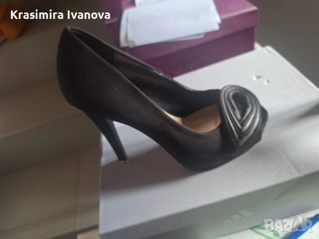 нови обувки от сатен