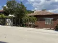 ЕКСКЛУЗИВНО! Масивна двуетажна къща с гараж и двор в с. Брежани, община Симитли, снимка 1