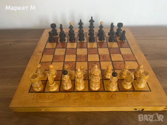 Шах с дървени фигури