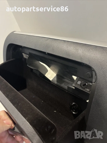 Барче за ръкавици черно за Volkswagen Scirocco (2008) 1K2857290 , снимка 2 - Части - 54157760