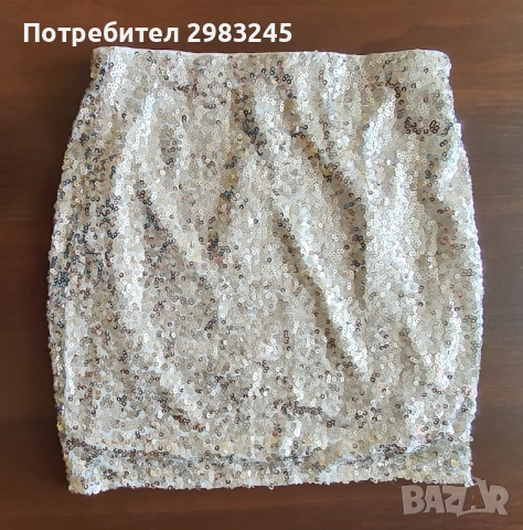 Бяла къса пола със сребристи пайети