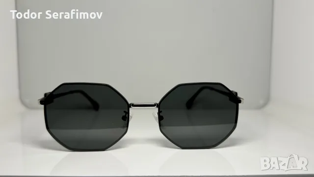 Унисекс слънчеви очила Valentino – Черни с метално V-Logo / Поляризирани