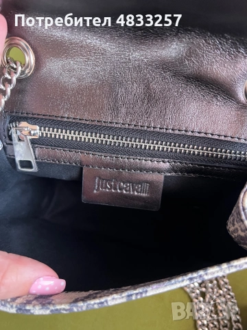 Оригинална чанта на Just Cavalli запазена,чантата върни заедно с торбичката ., снимка 4 - Чанти - 54615636