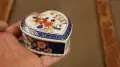 Рисувана керамична кутия за бижута или други дребни предмети., снимка 1
