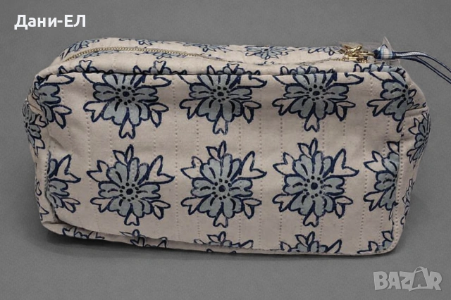 Estee Lauder бял козметичен несесер със сини цветя , снимка 3 - Декоративна козметика - 53982608