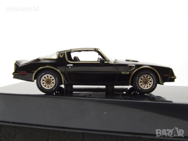 Pontiac Firebird Trans Am 1977 - мащаб 1:43 на IXO моделът е нов в PVC дисплей-кейс, снимка 4 - Колекции - 54504010