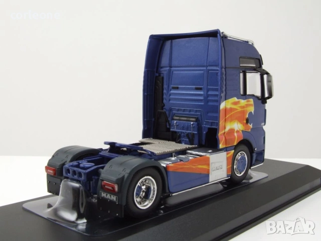 MAN TGX XXL влекач 2020 - мащаб 1:43 на ixo models моделът е нов в PVC дисплей-кейс, снимка 2 - Колекции - 55006990