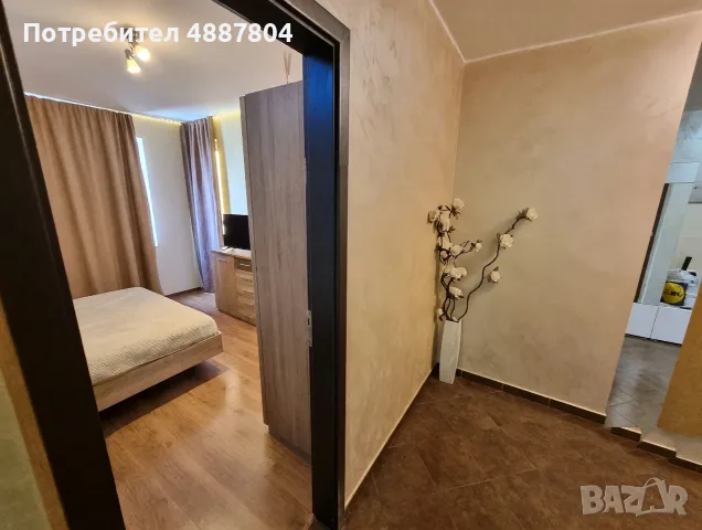 Продава се просторен тристаен апартамент в кв. Зорница, Бургас, снимка 4 - Апартаменти - 55359362