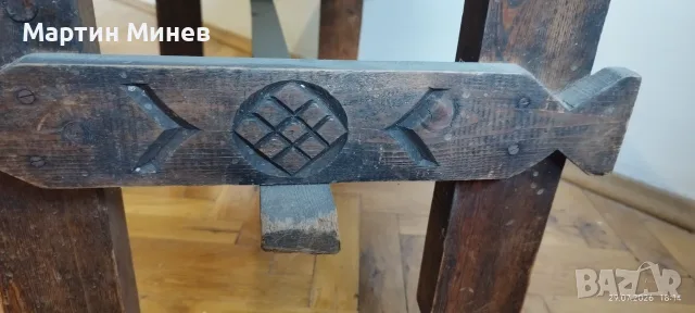 Дървена масичка с орнаменти
