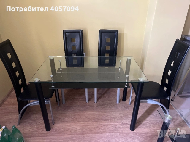 Продавам маса за хранене и четири стола.