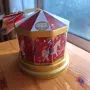 Метална музикална кутия от Англия с Коледни мотиви, снимка 1