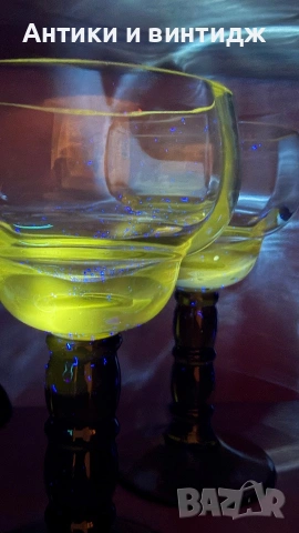 Две старинни чаши светещи UV за вино рьомери
