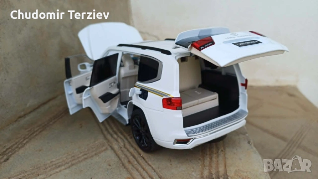 1:18 Toyota Land Cruiser мащабен модел, снимка 5 - Колекции - 54506062