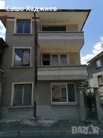 Двуетажна къща с изби