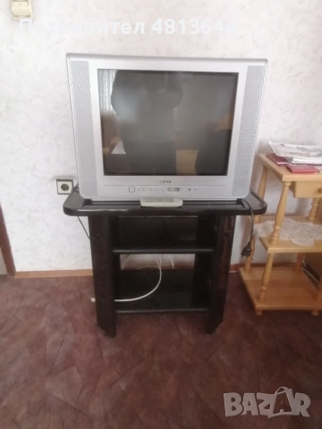 Масичка за телевизор и телевизор