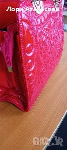 Лачена червена чанта среден размер с две дръжки и дълга дръжка , снимка 4 - Чанти - 54015483