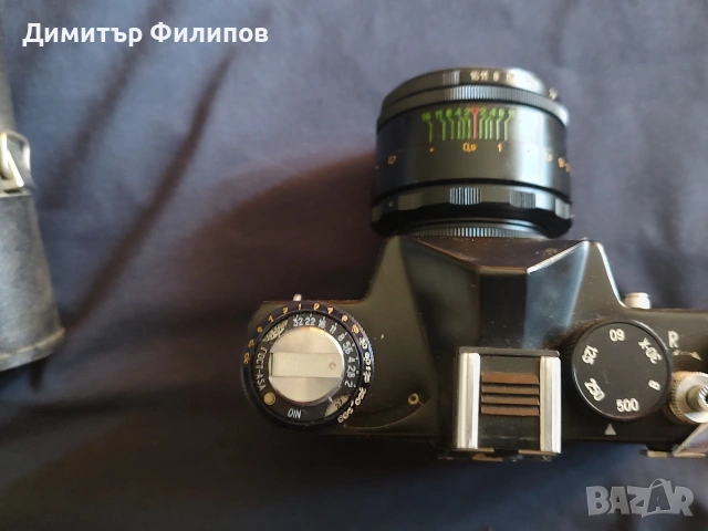 класически съветски огледално-рефлексен фотоапарат (SLR) Зенит ЕТ Zenit ET). С обектив Helios-44.