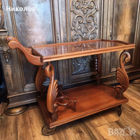 Коктейлна количка с лебеди