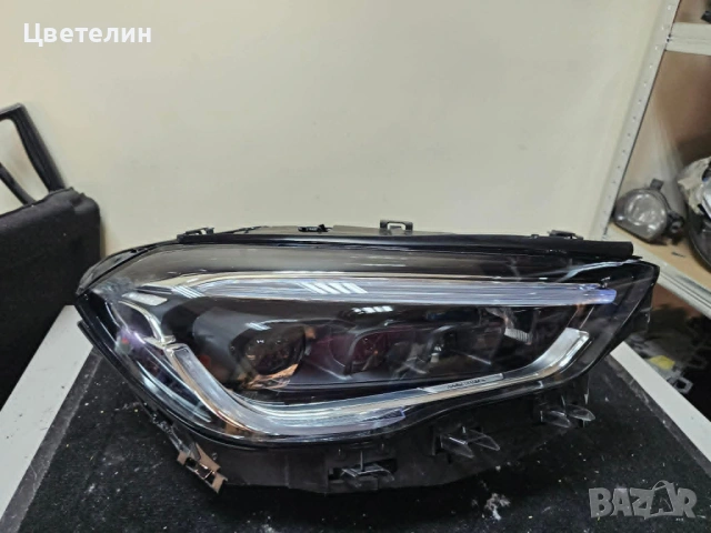 Десен фар за Mercedes GLA W247 в добро състояние.