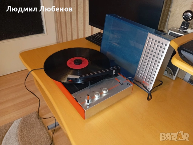 Малък преносим Грамофон Unitra WG 400 с вграден усилвател и говорител , снимка 3 - Грамофони - 54158406