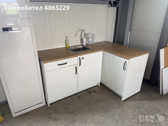 Компактна кухня IKEA с мивка и смесител – идеална за офис или студио
