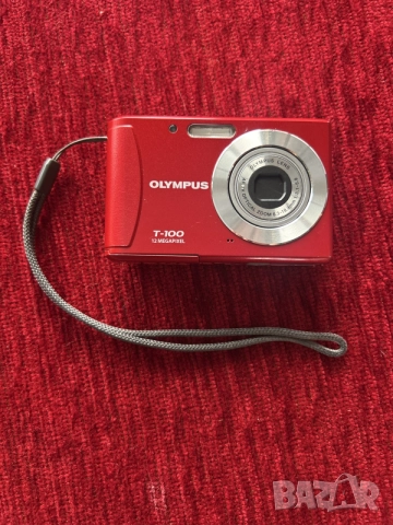 червен цифров фотоапарат Olympus T-100