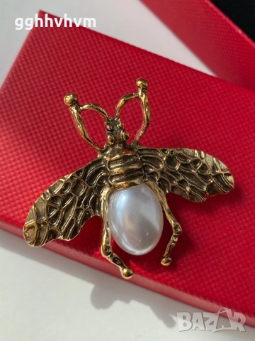 Брошка с кутия