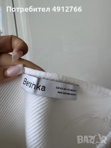 Бял асиметричен топ Bershka, снимка 3 - Корсети, бюстиета, топове - 55603359