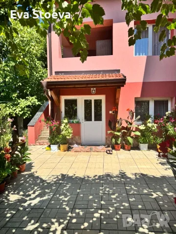 Продава се просторна къща с 2 сгради, гараж и двор, снимка 2 - Къщи - 55692684