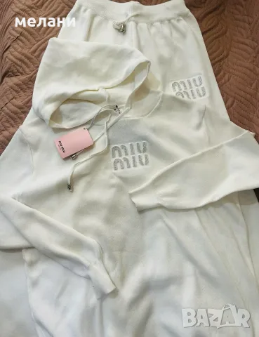 Продавам НОВ дамски спортен комплект Miu Miu, снимка 3 - Спортни екипи - 55310252